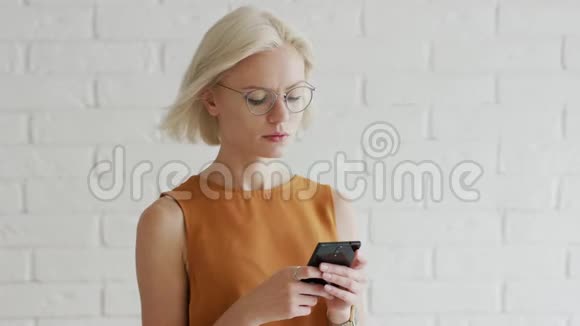 有短发的女人用智能手机视频的预览图