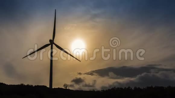 风力涡轮机在黄昏视频的预览图