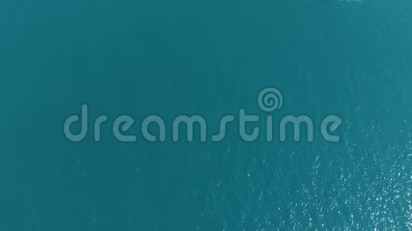 俯视图慢动作水上摩托车在海浪中穿行在蔚蓝的大海上翻滚着人们对水的吸引力视频的预览图