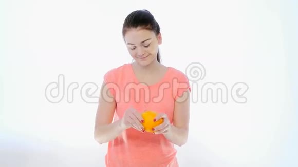 剥橙皮的女孩视频的预览图