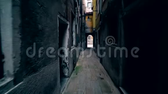 旧城区狭窄的街道视频的预览图