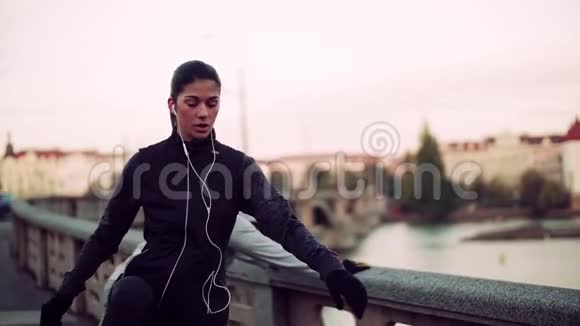 一对合适的跑步者在布拉格市的桥上户外运动视频的预览图