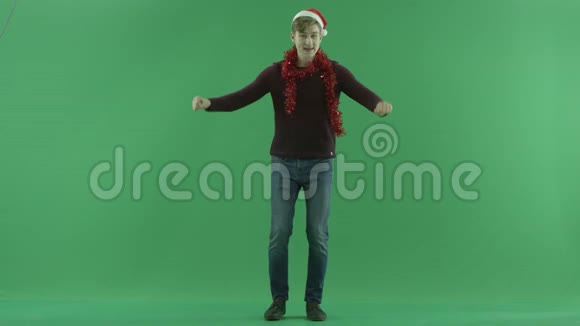 圣诞快乐的男人跳舞绿色的关键背景视频的预览图