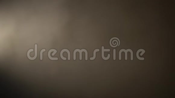 男人模型从烟雾中出来慢动作视频的预览图