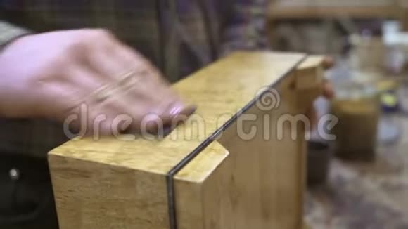 男性用抹布清洁轻型木架的特写镜头视频的预览图