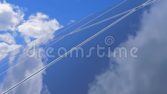 太阳电池板在天空背景下的反射面视频的预览图