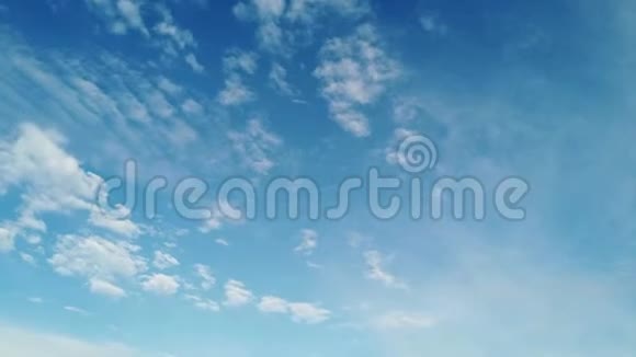 在美丽的夏日蓝天中白色卷云形成的可怕的时间流逝视频的预览图