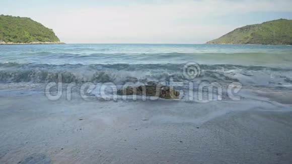 美丽的热带亚努伊海滩海浪打破在西海岸的普吉岛蓝天视频的预览图