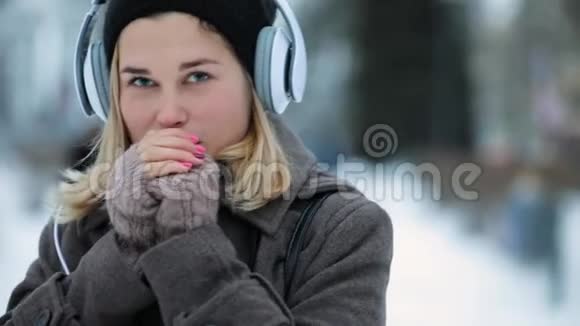 冬城的女人用耳机听音乐视频的预览图