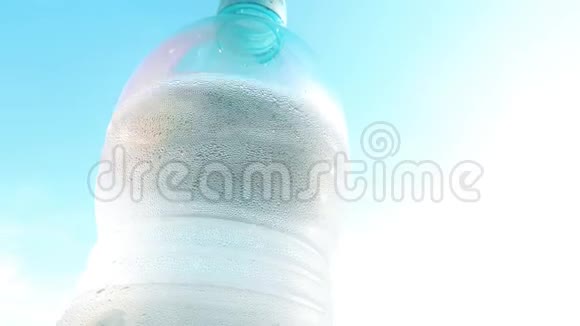 在炎热的夏日在冷水瓶上涂抹露水视频的预览图