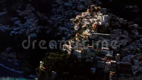 在意大利波西塔诺镇的山丘上观看五颜六色的房子视频的预览图