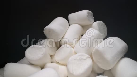 一堆又甜又软的棉花糖深色背景的美味白色糖果快餐视频的预览图