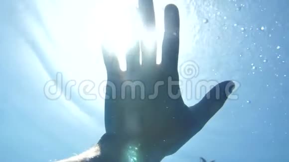 在水下看手在阳光下视频的预览图