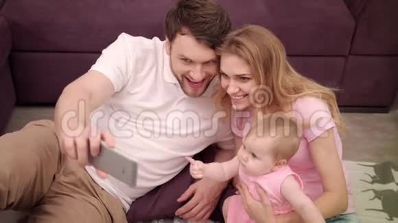 与小宝宝幸福家庭的自我照片家庭肖像视频的预览图