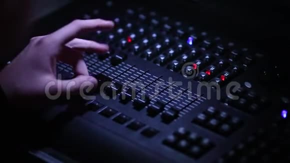 音响工程师在音乐会期间双手特写控制设备视频的预览图