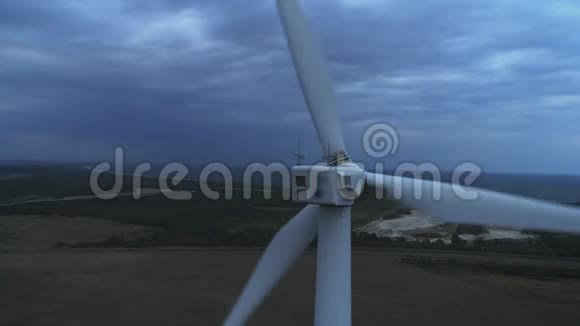 风力涡轮机能源生产的空中视图日落时的4k空中拍摄日出时用4k无人驾驶飞行器拍摄的画面视频的预览图
