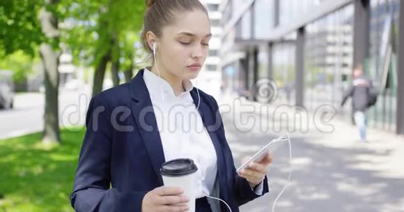 穿着咖啡和智能手机的女孩视频的预览图