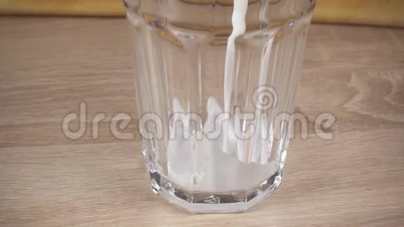 牛奶倒在杯子里视频的预览图