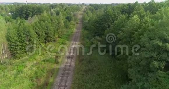 沿着铁路飞行铁路在美丽的森林地区视频的预览图