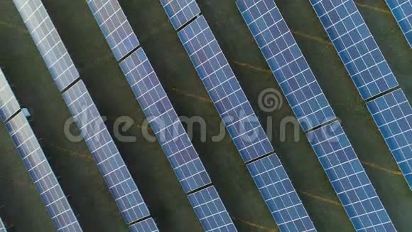 晴天的蓝色光伏太阳能电池板大场空中垂直自上而下视图视频的预览图