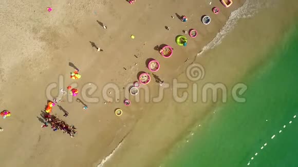 海浪冲刷海滩孩子们聚集在一起视频的预览图