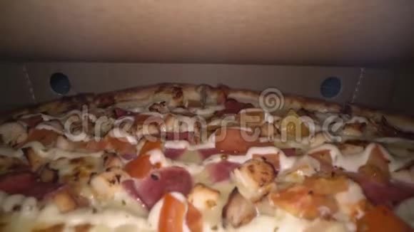 在披萨盒里纸板箱里的经典披萨从上面可以看到广阔的视角披萨外卖菜单快餐硬面团视频的预览图