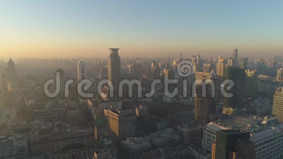 上海天际在早晨阴霾中国空中观景台无人机向后飞视频的预览图