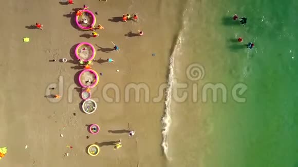 孩子们在气动水池中奔跑着海滩视频的预览图
