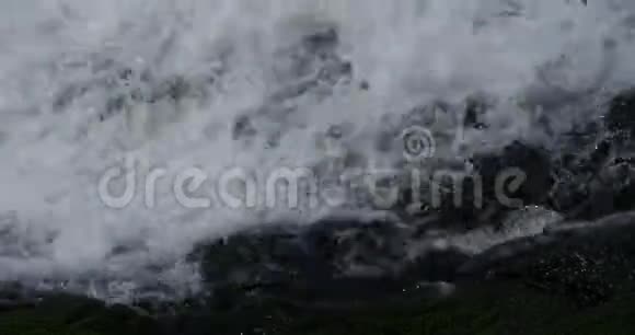 瀑布流入大海靠近葡萄牙马德拉岛塞克斯岛水流缓慢视频的预览图