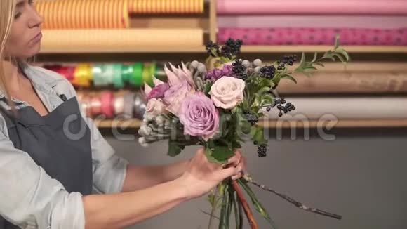 专业女性花艺师在花店布置精美花束的侧景她把不同的结合在一起视频的预览图