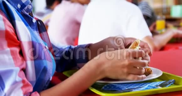 快乐女学生吃三明治的画像视频的预览图