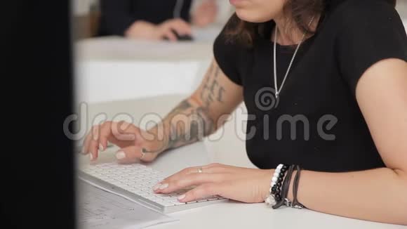 办公室里有一个女人在电脑前纹身和唱歌视频的预览图