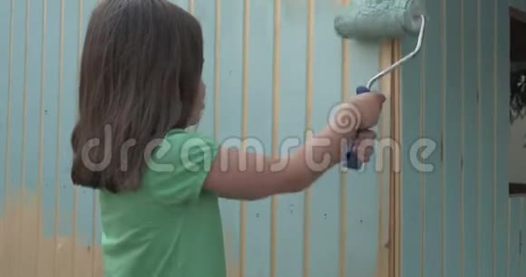 小女孩用滚筒画小木屋视频的预览图