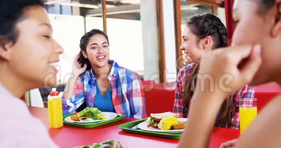 女生在吃饭时相互交流视频的预览图