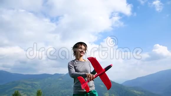 性感美女她手里拿着一架玩具飞机扭来扭去视频的预览图