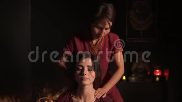 一位女性按摩师在水疗中心做泰式按摩女性颈部和肩部的特写镜头保健和水疗概念视频的预览图