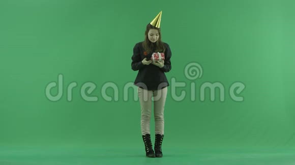 年轻女性带着生日礼物自拍绿色彩色钥匙背景视频的预览图