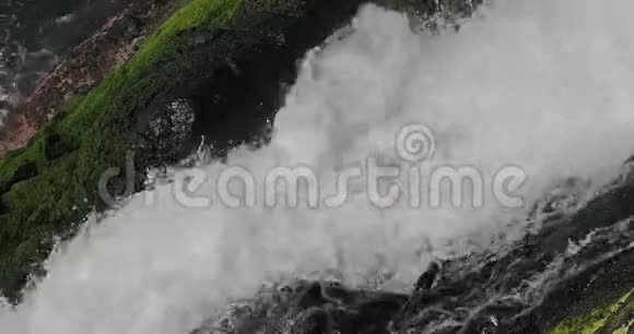 瀑布流入大海靠近葡萄牙马德拉岛塞克斯岛水流缓慢视频的预览图