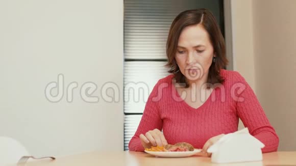 一个女人正在吃一根棍子上的什什烤肉串卢利亚克巴视频的预览图