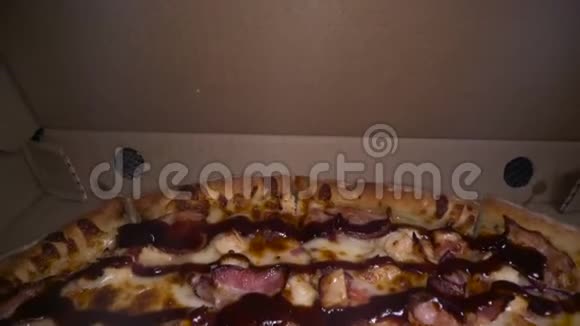 在披萨盒里纸板箱里的经典披萨从上面可以看到广阔的视角披萨外卖菜单快餐硬面团视频的预览图