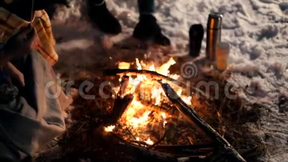 冬天森林里的篝火寒冷的夜晚油炸棉花糖热电偶立在雪地里视频的预览图