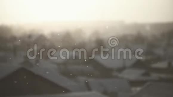 在寒冷的天气里白雪覆盖着城市景观的雪景背景模糊的屋顶视频的预览图