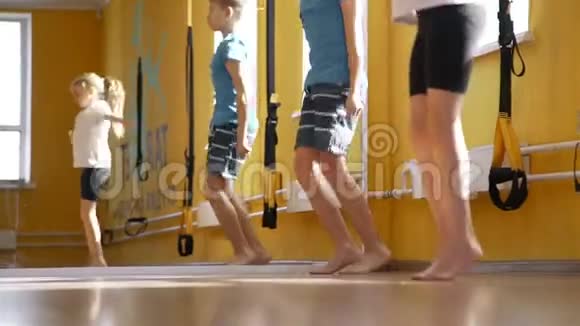 孩子们在健身房做体操视频的预览图