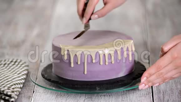 准备节日蛋糕女孩倒了液体白巧克力视频的预览图