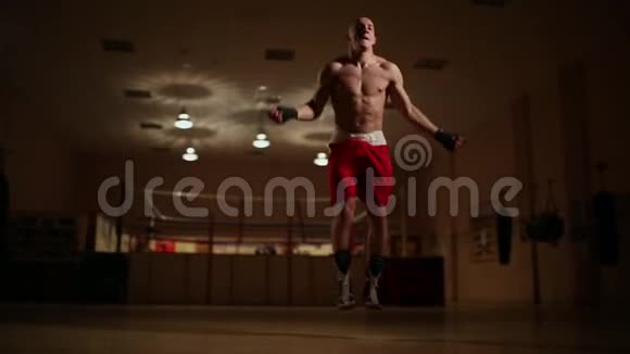 一个职业拳击手的心脏锻炼跳绳视频的预览图