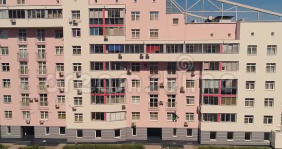 住宅楼用旧漆和新漆在家粉刷空中无人机飞行视频的预览图