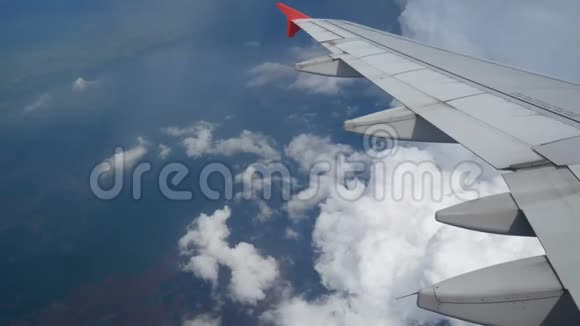 4K镜头飞越彩虹透过飞机窗户的鸟瞰蓝天上美丽的白云视频的预览图