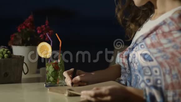 美丽的年轻女子写着浪漫的日记脸上带着微笑视频的预览图
