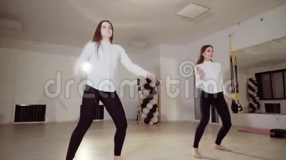 女孩们在演播室排练舞蹈舞蹈工作室视频的预览图