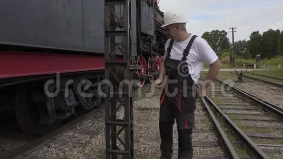 铁路员工在机车附近的智能手机拍照视频的预览图